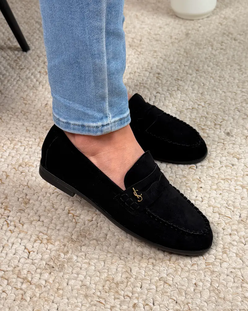 Badge Black Loafer