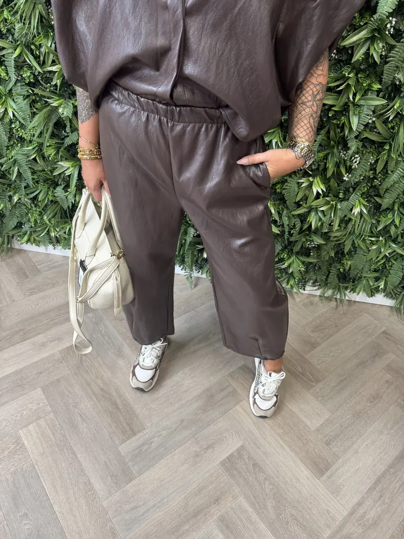 Barrel leatherlook broek donkerbruin