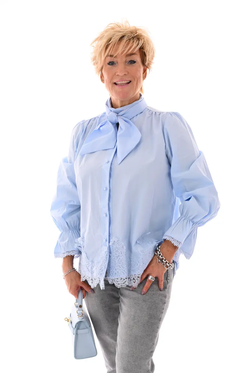 Blouse kant detail met strik lichtblauw