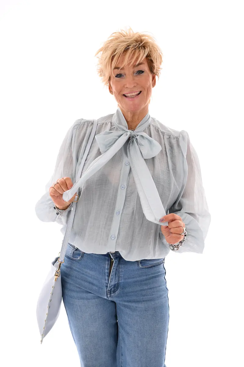 Blouse pofmouwen met strik lichtblauw