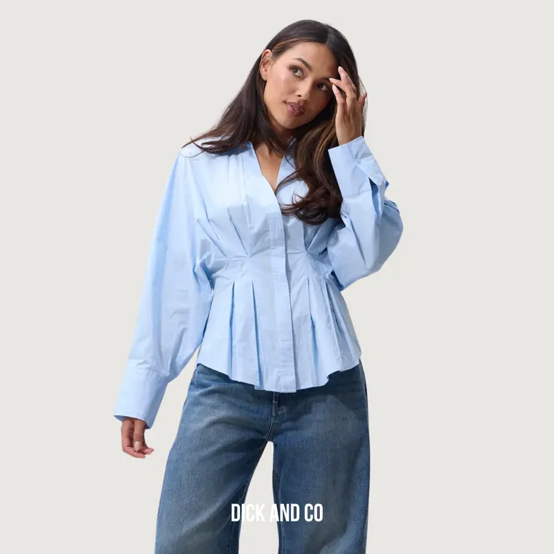 Blouse with waist pleats