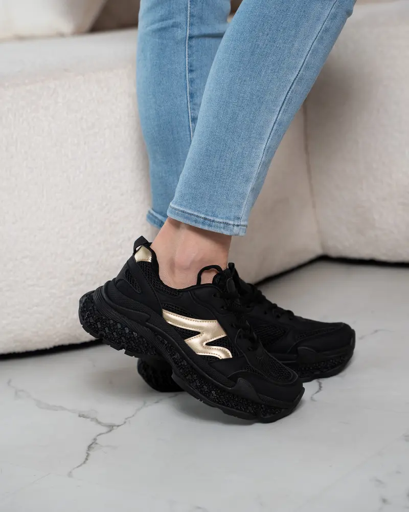 Cloud Chunky Black Sneaker