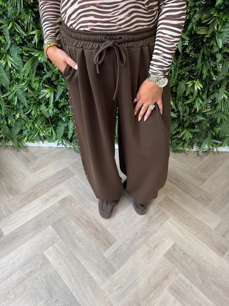 Comfy broek met studs detail donkerbruin