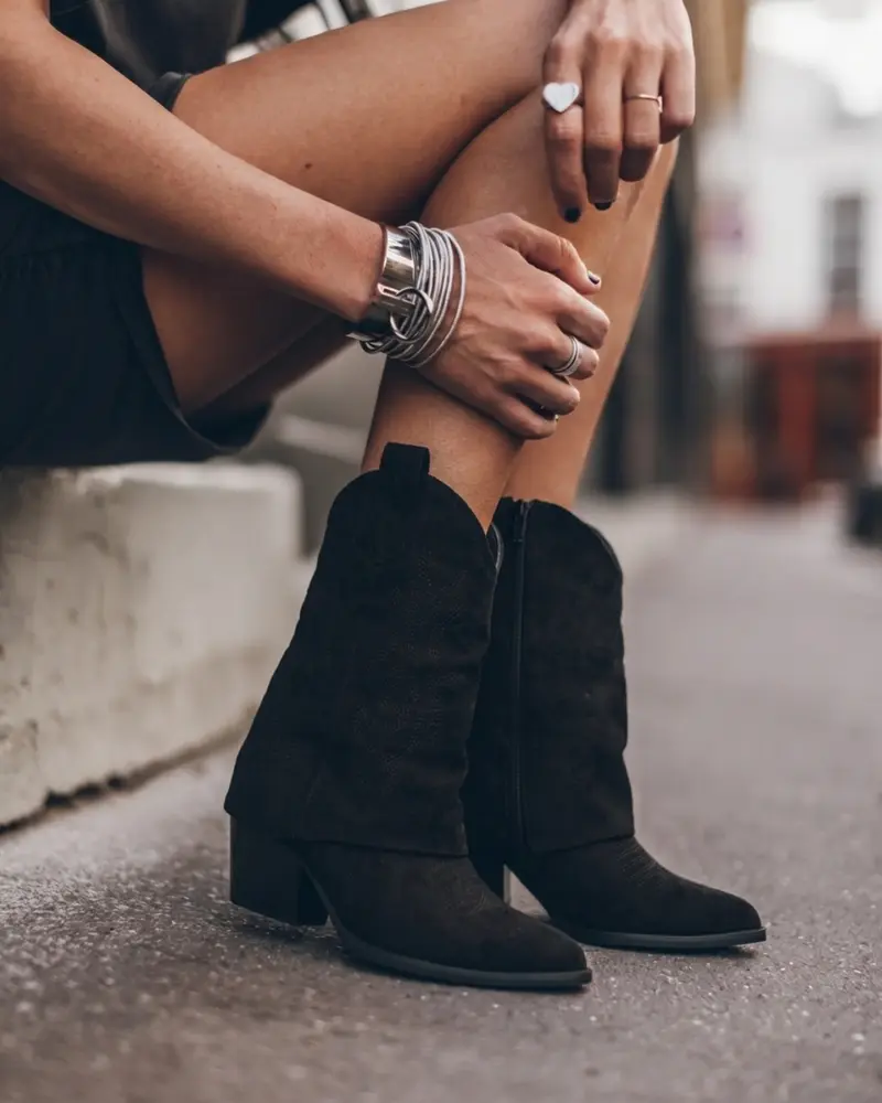 Festi Omslag Black Boots