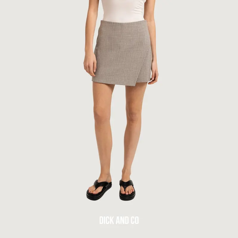 Geruite skort met overslagdetail