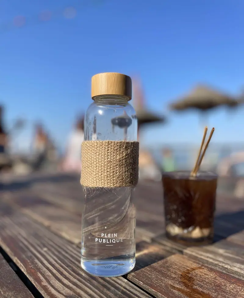 Glazen waterfles met bamboe dop