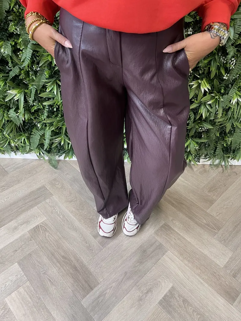 Leatherlook barrel broek aubergine