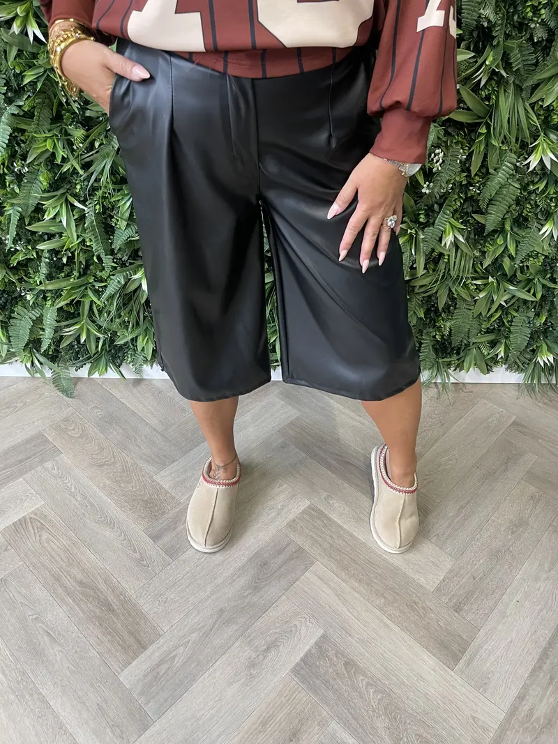 Leatherlook bermuda zwart
