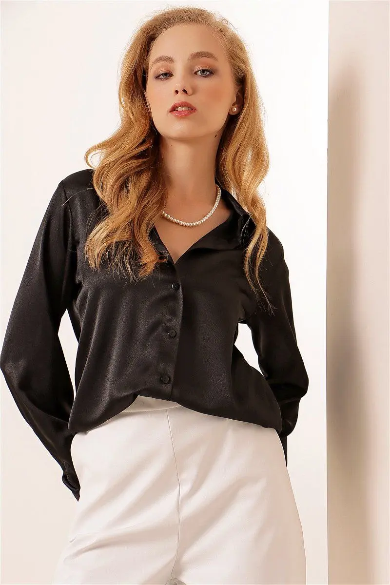 Satijn dames blouse met knopen | Zwart