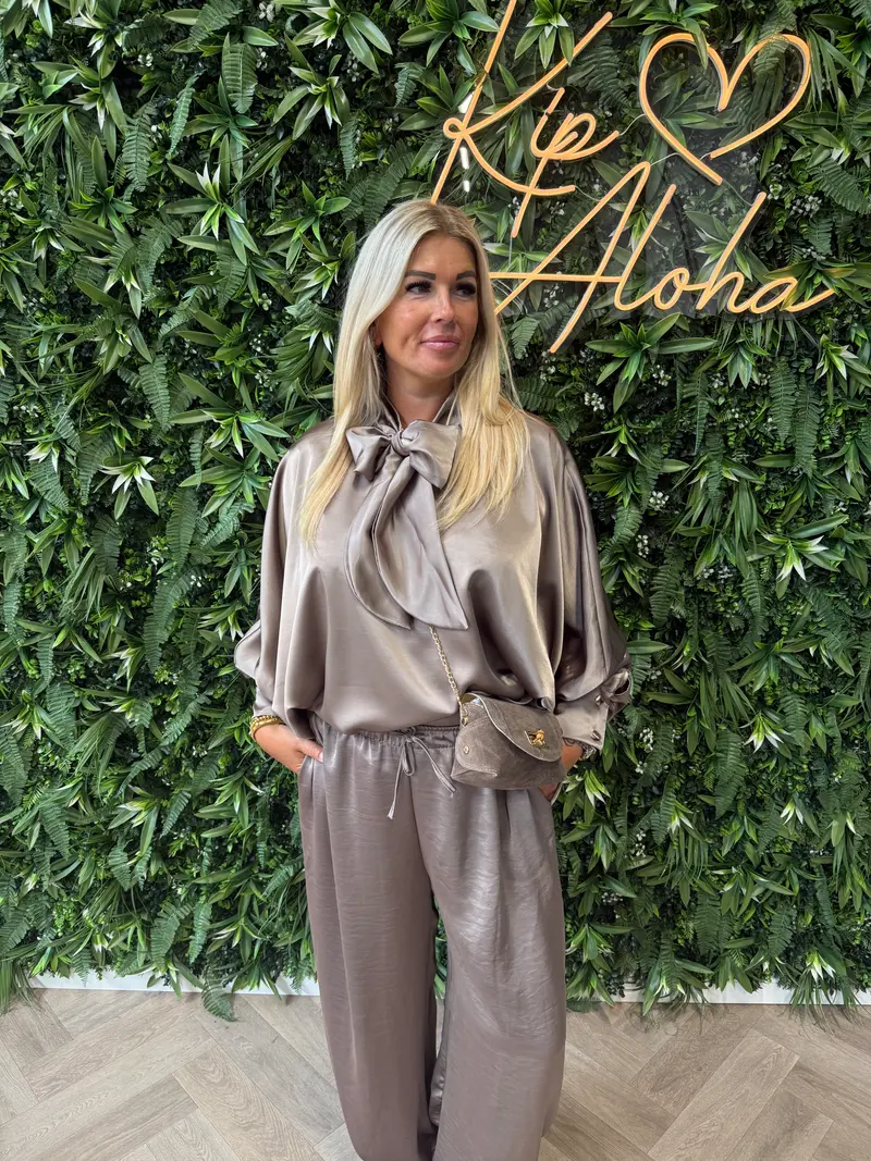 Silky blouse v-hals met strik taupe