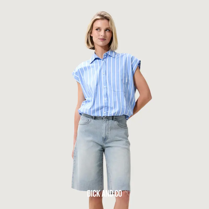 Sleeveless tuck in blouse