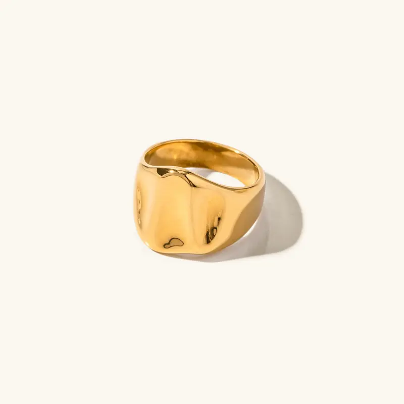 Sophie Oregelbunden Ring i Guld