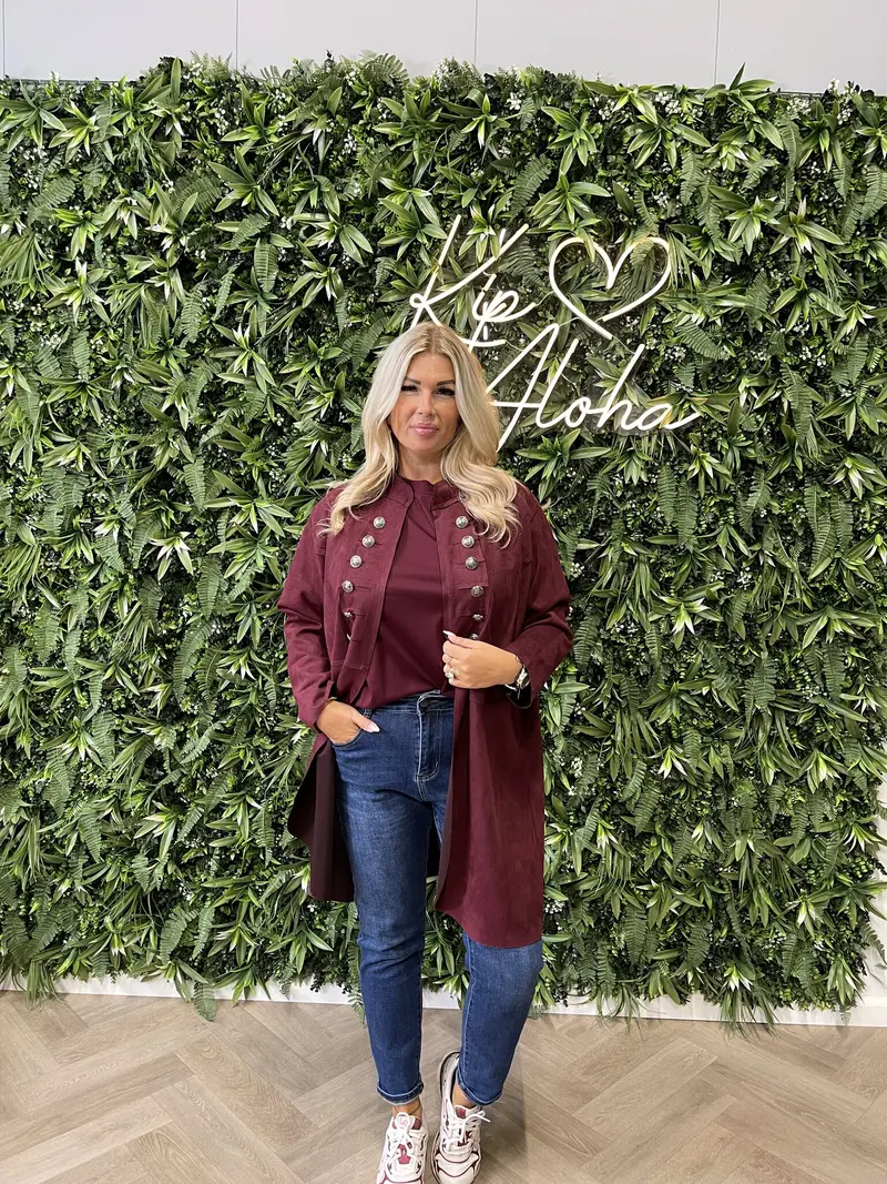Suedine jas met knopen details bordeaux