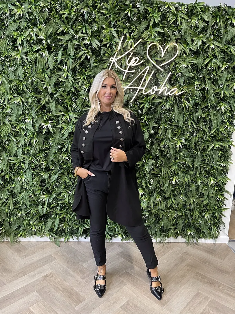Suedine jas met knopen details zwart